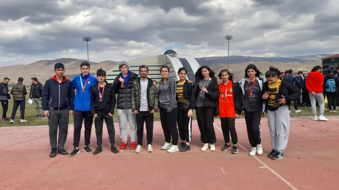 Bingöl'de Gerçekleştirilen Atletizm Turnuvalarında Öğrencilerimiz Büyük Başarı Gösterdi