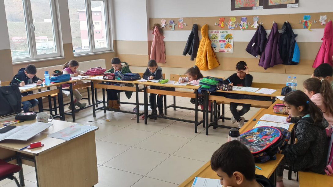 Şehit Kaymakam Muhammet Fatih Safitürk İlkokulu'nda 2-3-4. sınıf öğrencilerine yönelik, ölçme ve değerlendirme uygulama sınavı